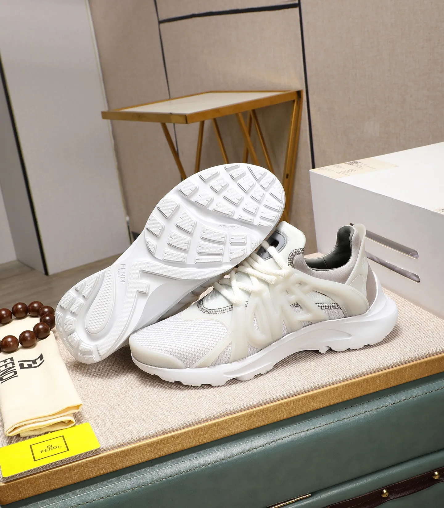Men's Men's Shoes 💰800 Fendi Fendi's latest Tag series of men's casual mesh sports running shoes, originally purchased and developed, this Tag sneaker is a one-leg sneaker, made of black high-tech mesh material with gray neoprene details. Oversized FENDI lettering on the side and translucent rubber details. Light and flexible rubber running shoe soles, beautifully packaged at the delivery counter, customized breathable lining, original molded foam rubber outsole, sole thickness: 3.5CM! Size: 40-44 (customized at 39.45.46)